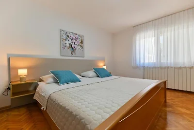 Deluxe Three Bedroom Apartment with Balcony a...