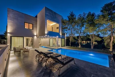 Villa fronte mare a Vasilikos con piscina