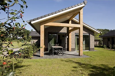 Bungalow mit einer überdachten Terrasse