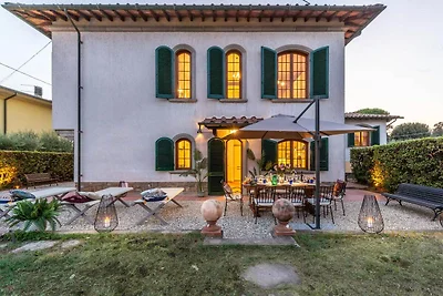 Villa a Lucca con Piscina e Vista Campagna