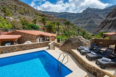 Villa mit beheiztem Pool und Bergblick