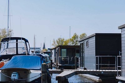 Modernes Hausboot mit Klimaanlage im...