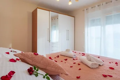 Six Bedroom Holiday House With Pool