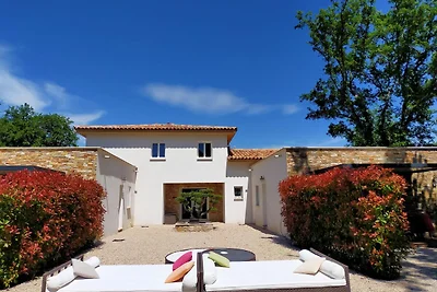 Moderne Villa mit Swimmingpool in Montauroux