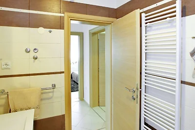 Sonnengeküsste Wohnung in Bibinje mit Garten