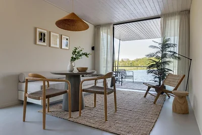 Lodge moderno sull'acqua
