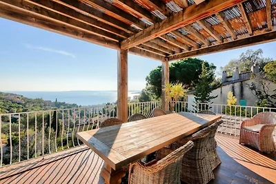 Villa mit Pool und Meerblick an der Côte...