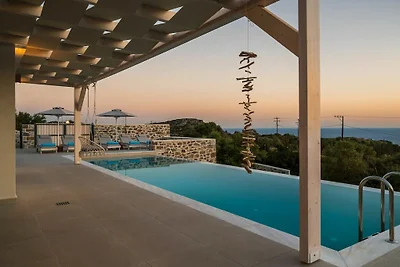 Villa in Kerames mit Schwimmbecken