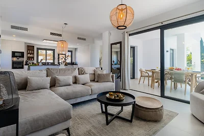 Elegant Villa with sea Views & Pool Marbella