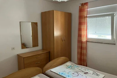 Fuga luminosa lungo la strada del villaggio