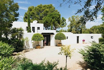 Villa mit Pool und Blick auf die Landschaft