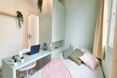 Camera accogliente in un accogliente appartam...