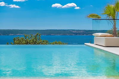 Villa mit Infinity-Pool in Maslenica