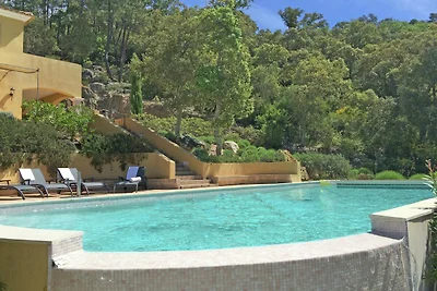 Opulente Villa in Le Muy mit Swimmingpool