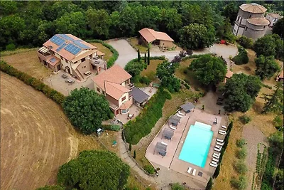 Palazzo moderno a Montefiascone con vasca...