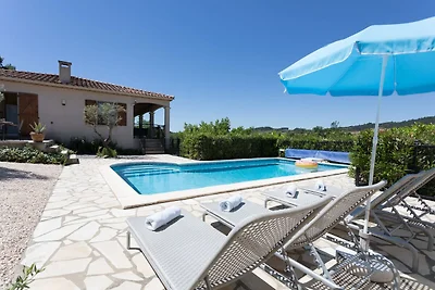 Villa con piscina, vista e stazione di...