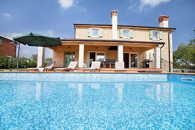 Schöne Villa mit Pool umgeben von Naturzaun