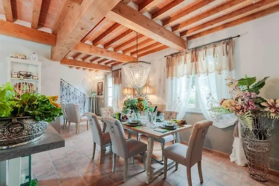 Villa a Lucca con Jacuzzi e Vigneti