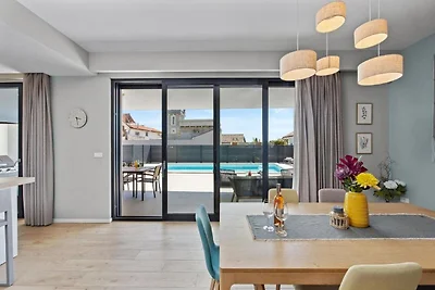 Moderne Villa mit Swimmingpool und Meerblick