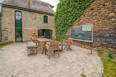 Bella villa a Léglise con giardino e laghetto