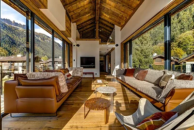 Chalet + 10m pool, daily housekeeping &...