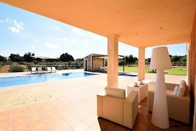 Villa in Muro met zwembad en jacuzzi