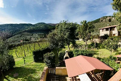 Bellissima villa in pietra sulle colline