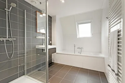 Haus mit Schwimmbad und Sauna, am Wasser...