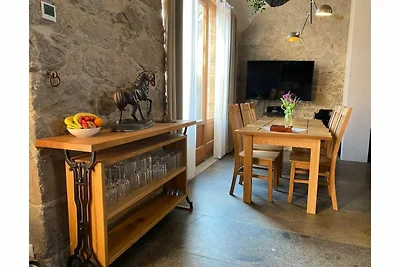 Appartamento su due livelli con camino e...