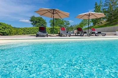 Vakantiehuis in Pićan met zwembad