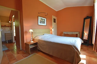 Ampia casa vacanze con piscina a Le Var