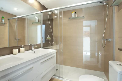 Modernes Apartment mit Balkon