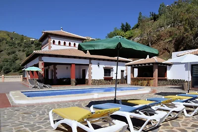 Geräumige Villa in Sayalonga mit Whirlpool