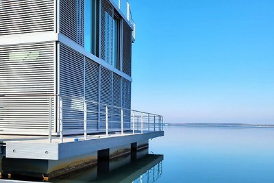 Schwimmendes Ferienhaus mit einer...
