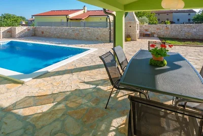 Ferienhaus in Bale mit Schwimmbecken