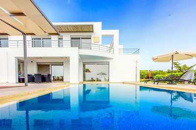 Villa auf Kreta mit Pool und Sonnenschirm