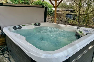 Luxuriöses Ferienhaus mit Whirlpool und Aussi...
