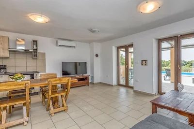 Ferienhaus in Jursici mit Schwimmbecken