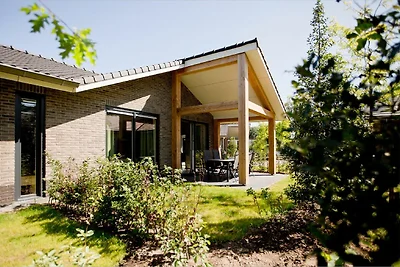 Bungalow mit einer überdachten Terrasse