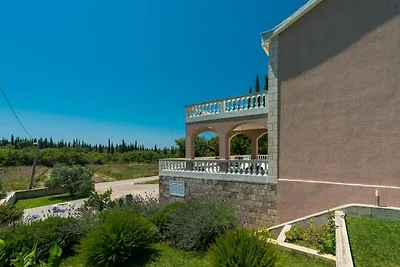 Villa Harmonia con patio e piscina in comune