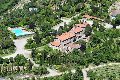 Casale con piscina e ampio giardino a...