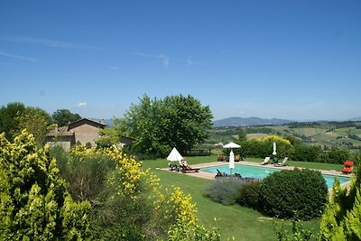 Spaziosa casa vacanze a Montone con piscina