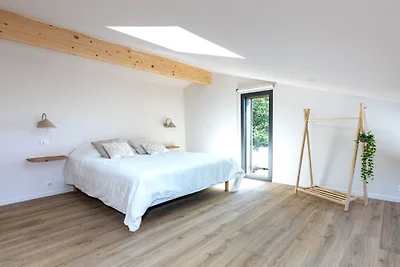 Een houten huis met bioklimaat op het...