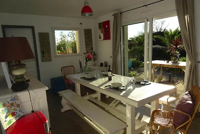 Casa con giardino tropicale vicino alla costa