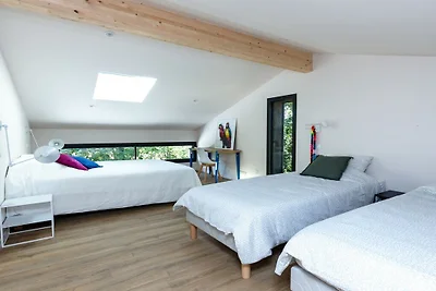 Een houten huis met bioklimaat op het...