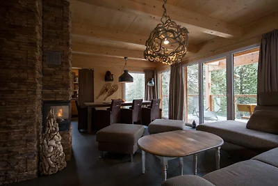 Großzügiges Chalet mit Whirlpool im Freien