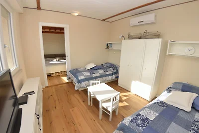 Schönes Ferienhaus mit Swimmingpool in...