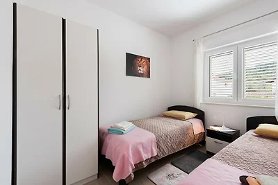 Simplistic Apartment in Neviđane mit Balkon