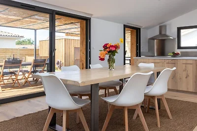 Houten huis met verwarmd zwembad