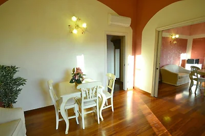 Imponenza scenica, ampio prato e piscina in...